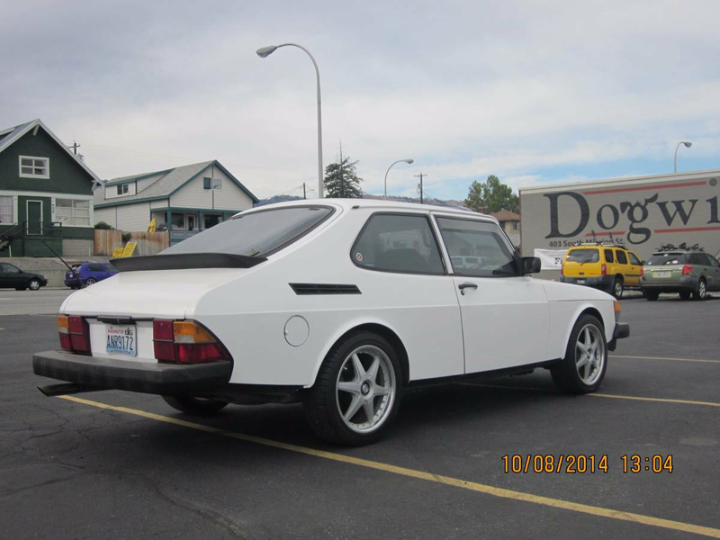 Illustration for article titled For $1,400, Could This 1982 Saab 900 Turbo Be Your White Knight?